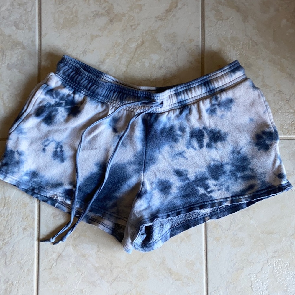 Blue and white tie dye comfy shorts! Size: Medium